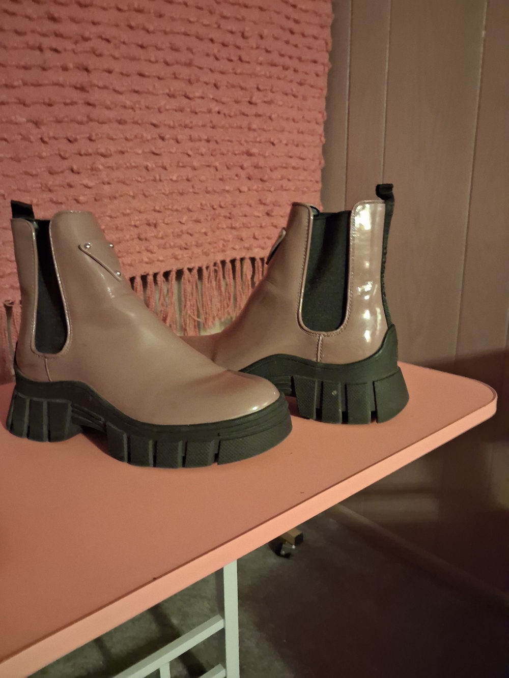 Guess Women's Chunky Chelsea Boots in Taupe and Black